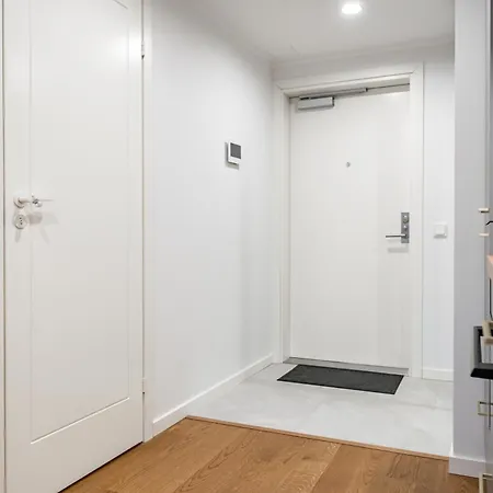 Stylish With Balcony And Parking Апартаменти