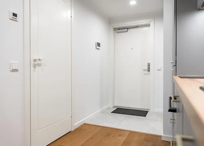 Stylish With Balcony And Parking Апартаменты